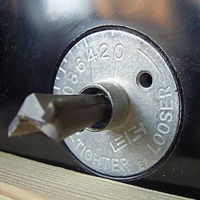Копировальная втулка Leigh на фрезере Bosch GKF600