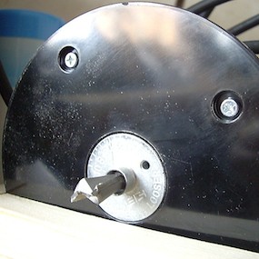 Копировальная втулка на фрезере Bosch GKF600