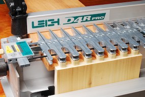Фиксация пальцев шаблона шипорезки Leigh D4R Pro